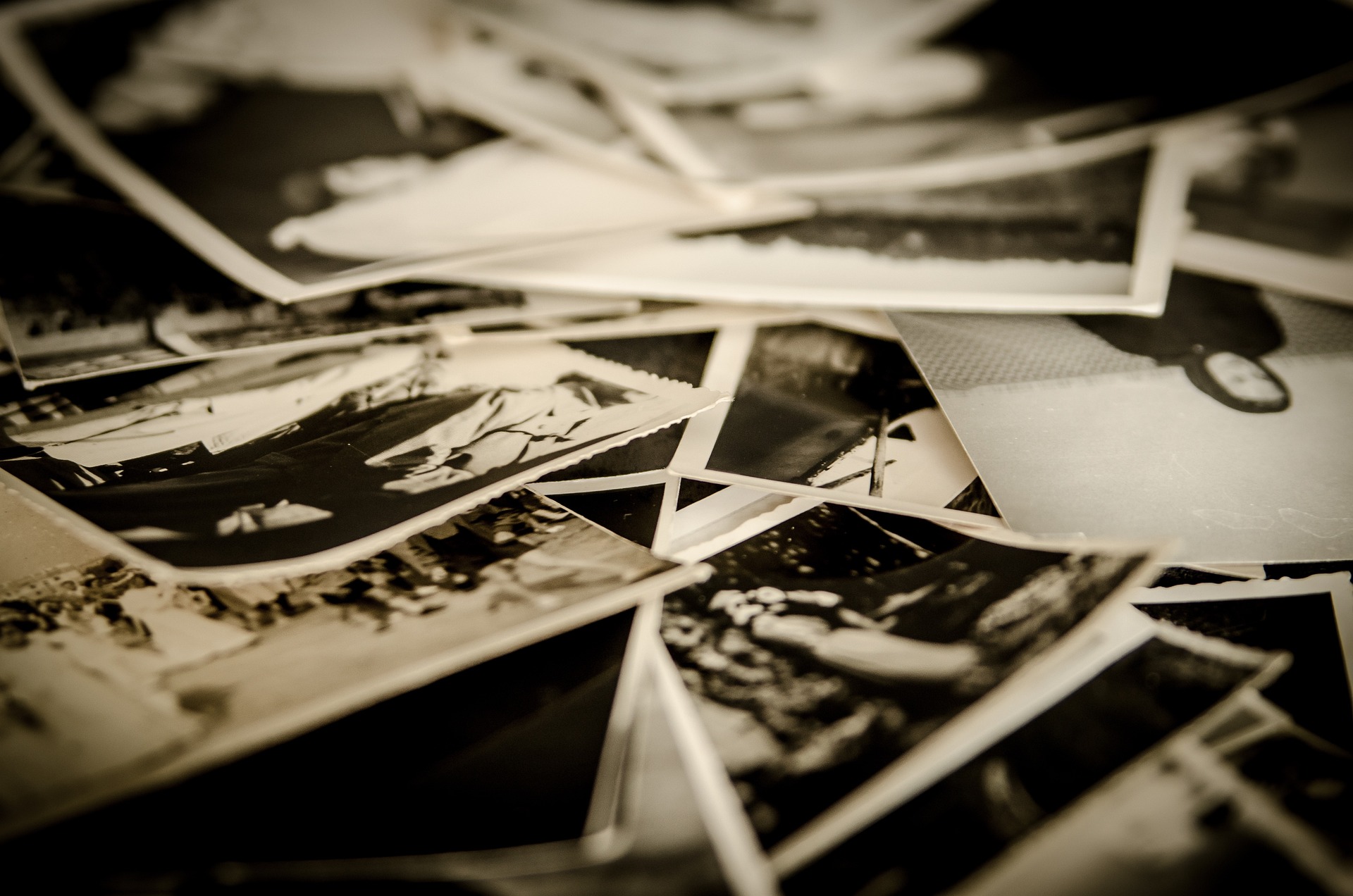 photography-gbf944e807_1920 closeup of old photographs
